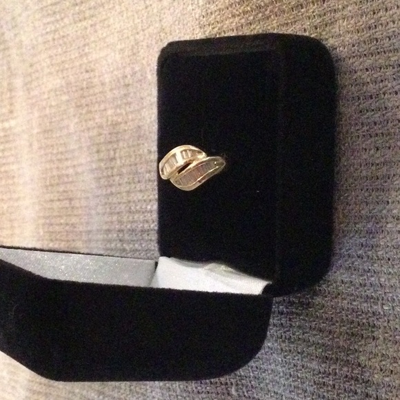 14k gold baguette diamond ring. Unsure of carat weight ? 0.3 - 0.5. Size 7. - Picture 3 of 3